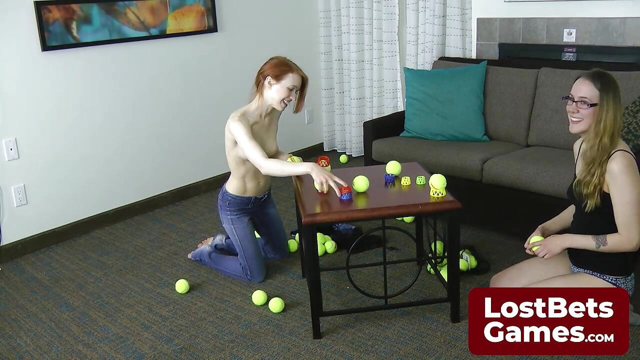 Δύο λεσβίες σε μια οικεία πρόκληση Strip Ball Stacks