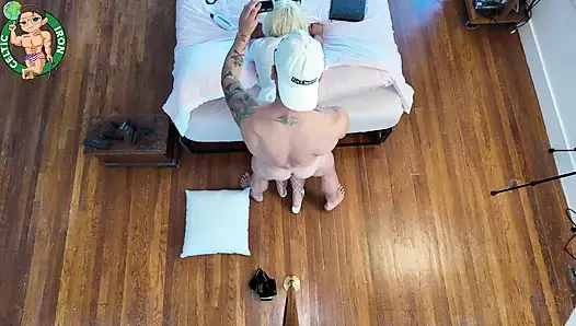 En iyi erkek arkadaş genç hemşireye büyük yarakla çoklu orgazm yaşatıyor