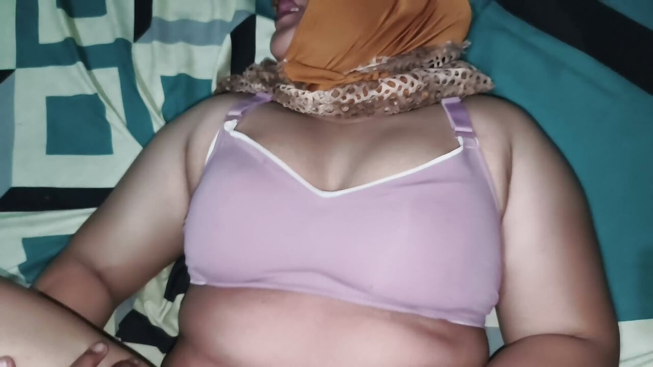Empregada de hijab servindo a irmã do chefe