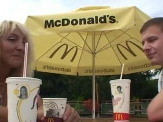 Zwei Typen heben tschechische Frau bei McDonalds auf