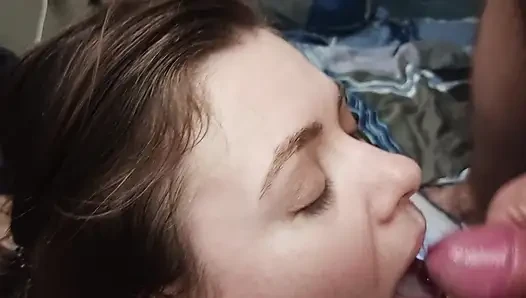 Diese geile vollbusige MILF wird alle säfte aus dir lutschen