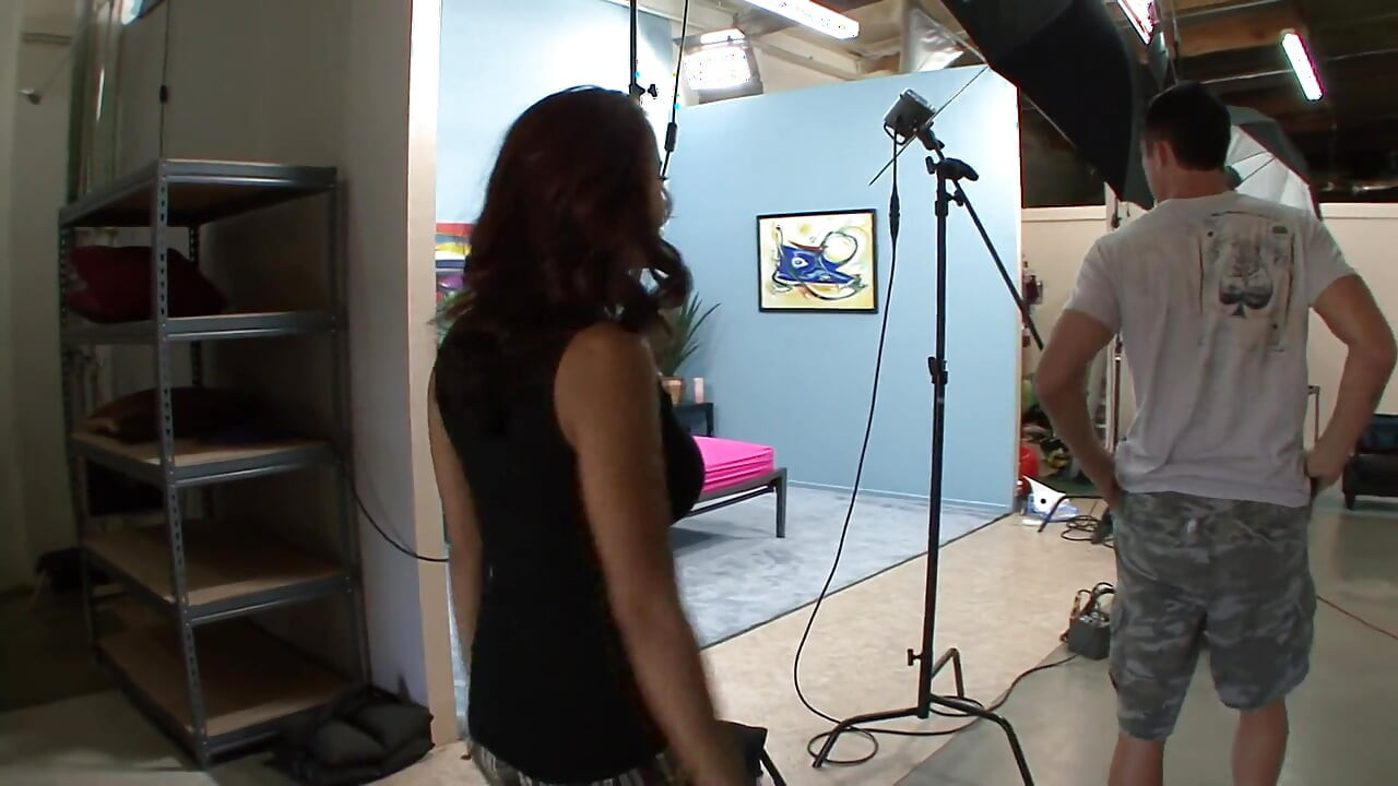 Zapanjujuća brineta dobiva spermu na velike sise nakon žestokog jebanja