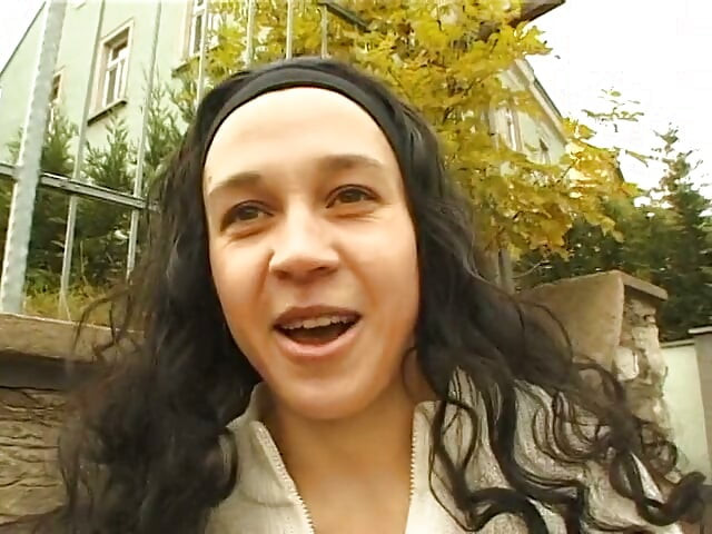 Śliczna brunetka dotyka jej dziury miłosne