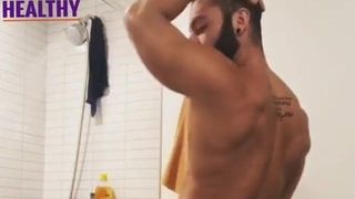 Eddy Ceetee danza in doccia sulla canzone di Nawal El Zoughby