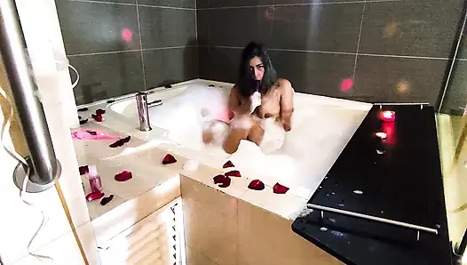 Masturbasi romantis dan basah di bak mandi untuk Anda, dengan kelopak busa dan kelopak mawar.