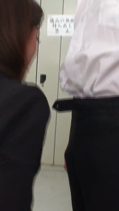 Gorąca japońska milf robi się naprawdę napalona podczas ruchania DP! jej łechtaczka robi się ogromna, gdy dostaje wytrysk w dupę i cipkę! | Klip 2