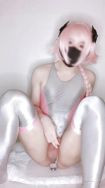 Astolfo femboy lagi asik ngentot dildo sampai muncrat dengan baju renang mengkilap