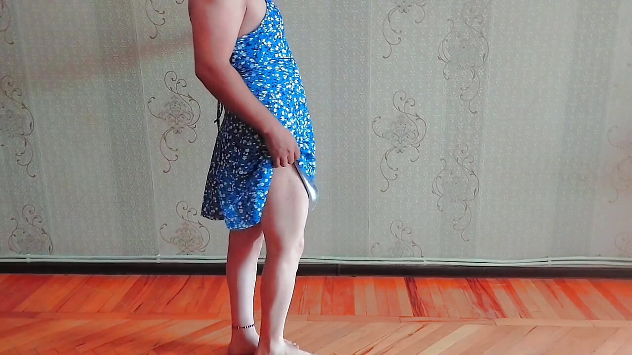 Razigrana sissy skriva se iza ruku uz smijeh