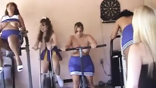 Genießen sie von klobigen cheerleadern hinter den kulissen