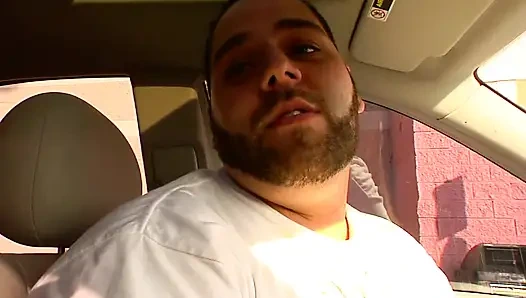 Sarışın kaltak bacaklarımı emiyor ve sonra sert sikiliyor