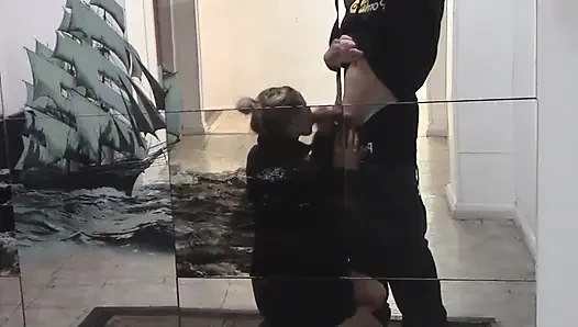 Симпатичные девушки становятся дикими в отпуске, сосет и трахаются повсюду