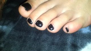 Os pés doces da minha namorada com esmalte preto