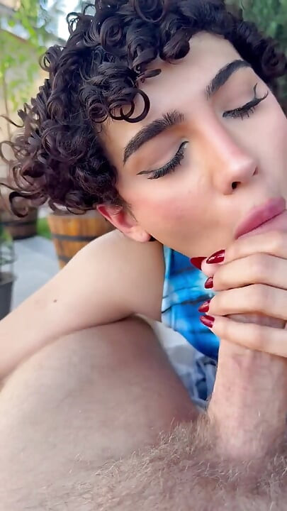 Gagica trans Foxy Alex îmi oferă o muie în aer liber cu vedere la persoana 1 - Steve Rickz