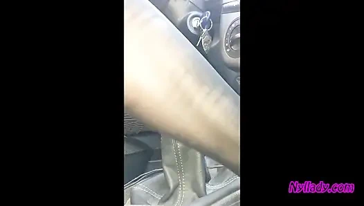 Nyllady За рулем и поимкой ее браво в сапогах на высоких каблуках и черных балетках