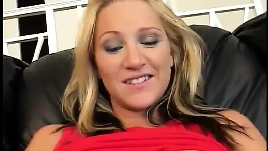 Blondine mit verbundenen augen bekommt einen vibrator in ihre enge rosa muschi eingeführt