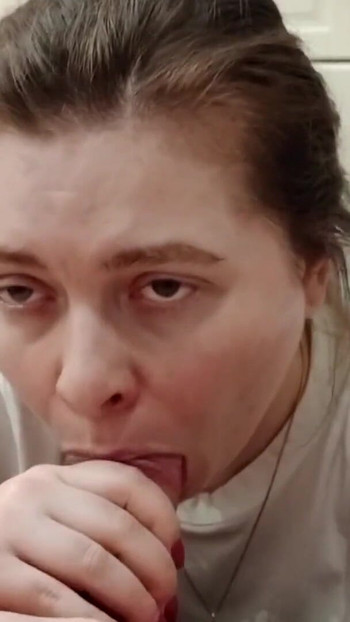 Napínavý okamžik z "Sála jsem sousedům čůráka v kuchyni"
