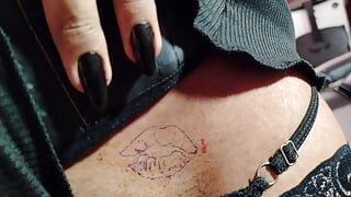 Travesti en Público Con Tapón Anal - Mi Primer Tatuaje - Consolador Anal Sissy Travesti Femboy