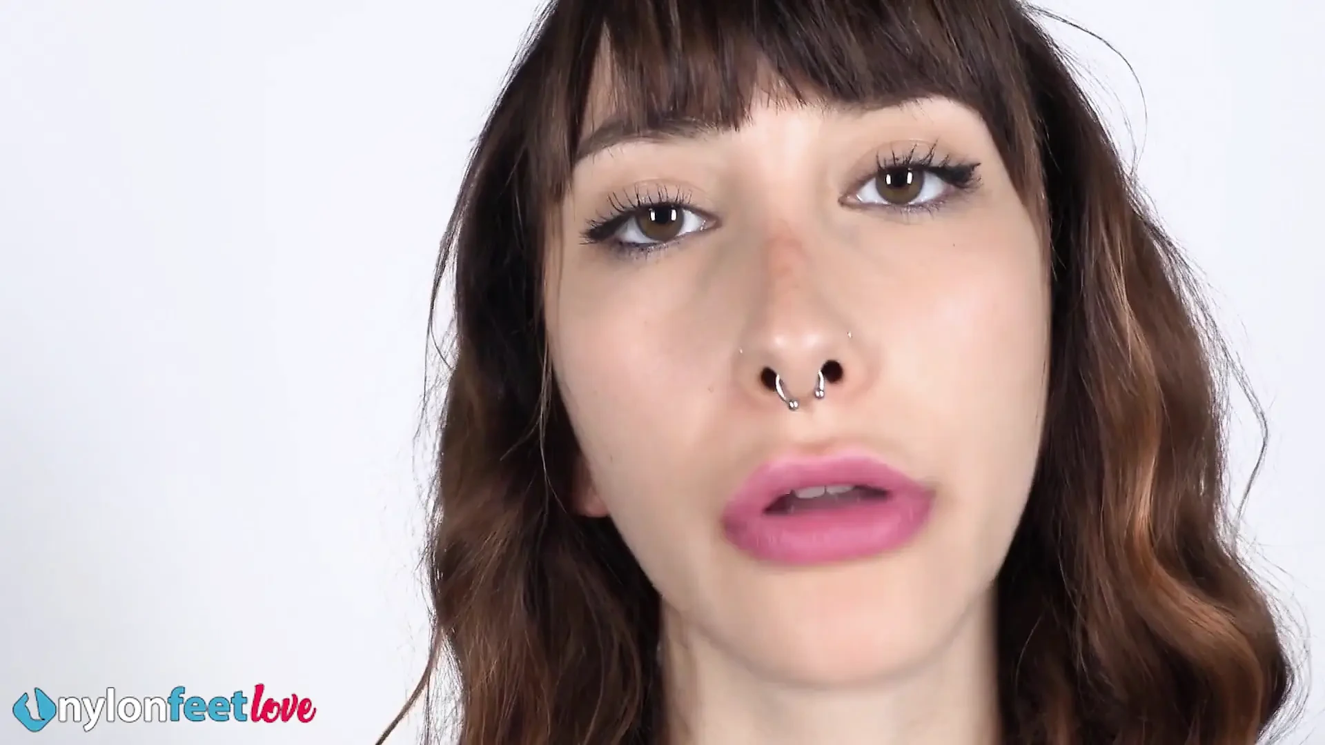 Slim and Magnificent Brunette Reine Vixen Eating Her Sweet’s While Posing Her Feet and Toes in Sexy