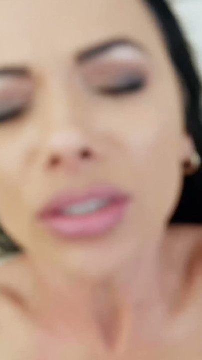 Süper seksi MILF Shalina Devine komşusuyla sikişiyor ve içine boşalıyor | Bölüm 2