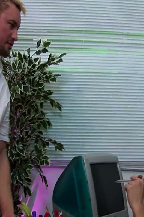 Bland två kukar scen-2_three bystiga hotties njut av en DP orgie tillsammans