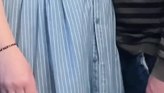 Cewek mesum lagi asik ngusap memek berbulunya di kereta bawah tanah