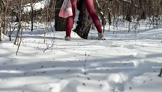 Ich pfücke Früchte ohne höschen im schnee