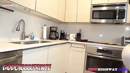 Шлюховатый зайчик принимает раком на ее кухне