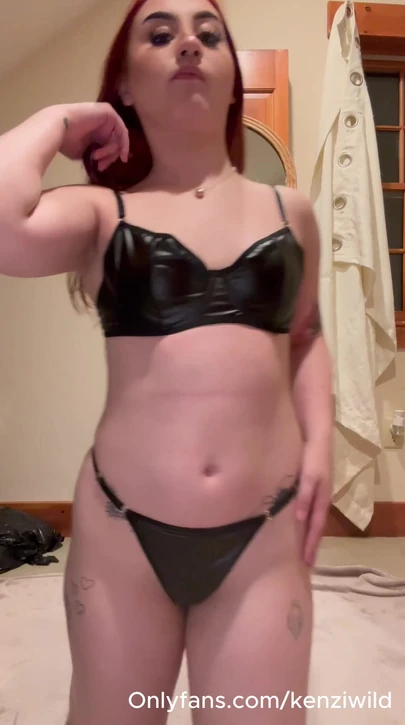 watch me Kenziwild college teen girl petite shakes my big sexy ass