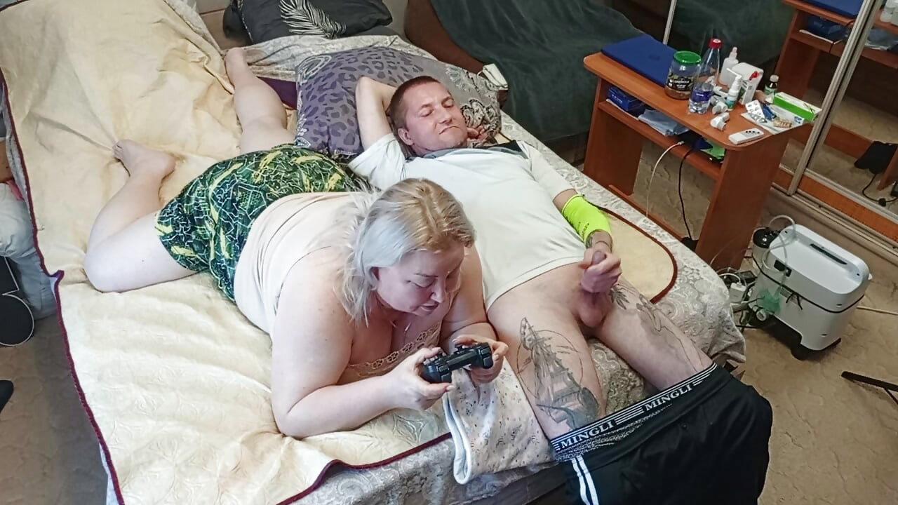 hra na konzoli skončila kouřením od macechy s polykáním spermatu