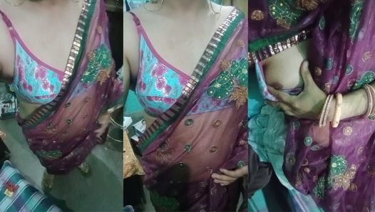 Gaurisissy, travesti indienne gay, montre son corps entier et presse et joue avec ses gros seins dans un sari rose