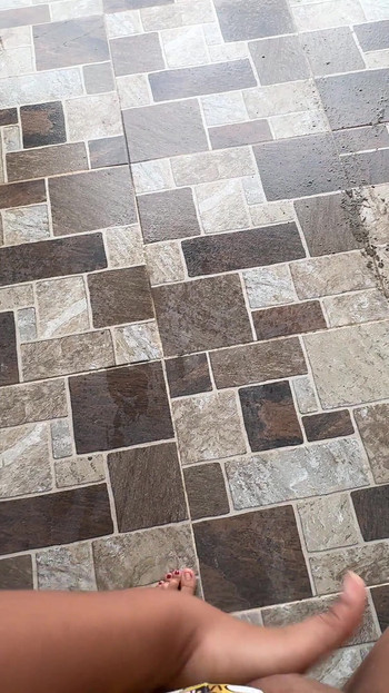 Έχω εμμονή με τον αυνανισμό μπροστά στους νέους μου γείτονες.