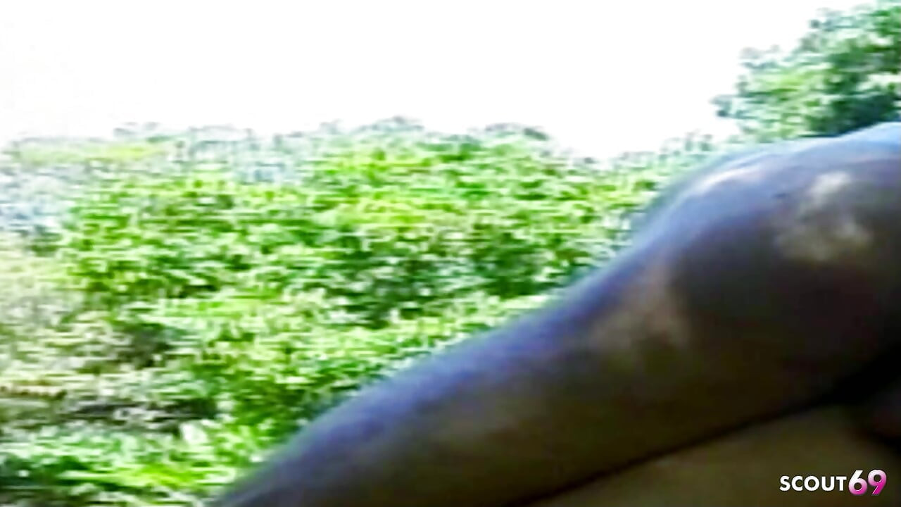 Блондинку-транссексуалку трахают в лесу в ее тугое очко