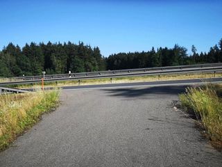 Klaarkomen bij het hek van de snelweg