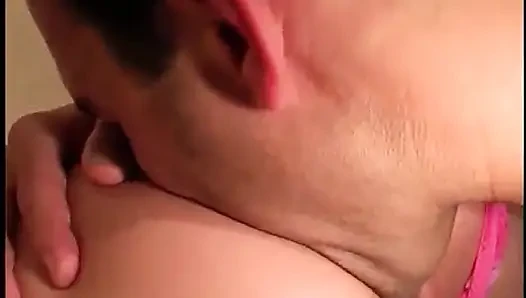 Pantat cewek hot rambut pirang dengan celana dalam thong merah muda dientot