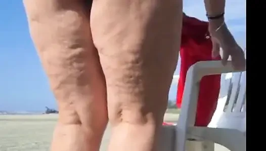 Heiße Krone Sonnenbad am Strand in transparentem Mikro-Bikini