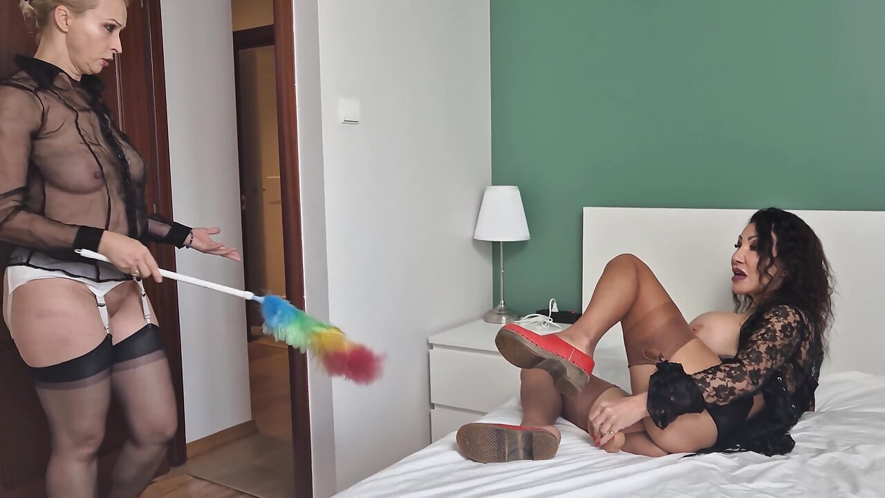 Bas nylon coquins et délices mouillés : séduction avec des bas
