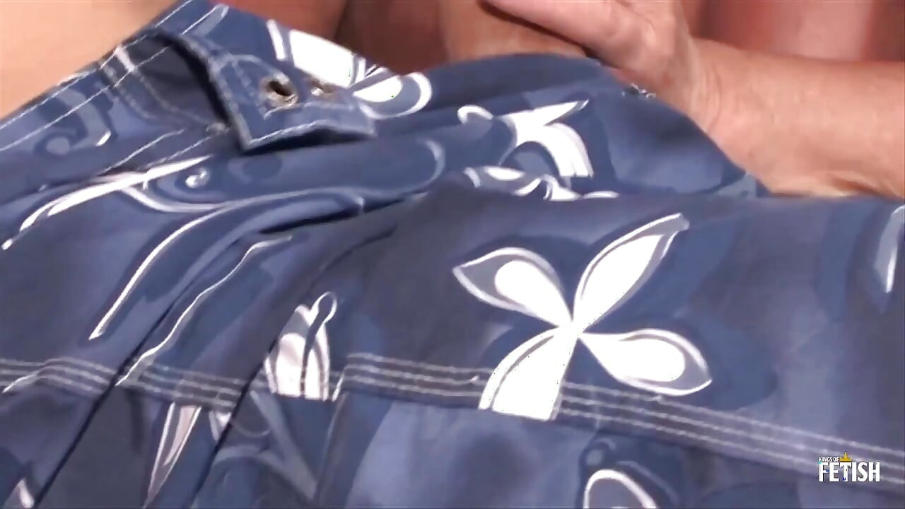 La abuela tetona disfruta teniendo sexo duro con joven amigo