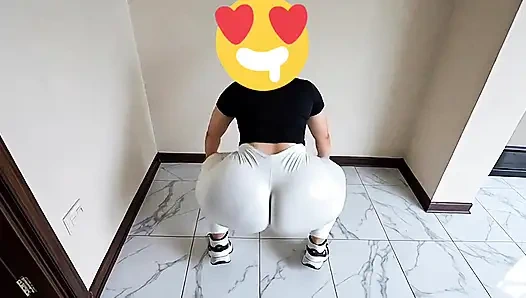 Cewek pantat montok ini lagi goyangin pantat bahenolnya