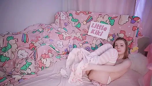 Minyon kız streptease ve üvey babası için oynuyor