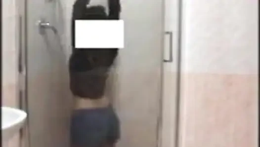 Di kamar mandi dengan pantyhose