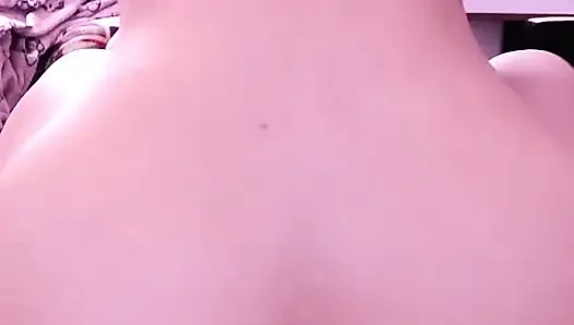 Ich liebe es, zuerst mit meinem kleinen hintern zu spielen und dann meinen liebhaber anal zu reiten