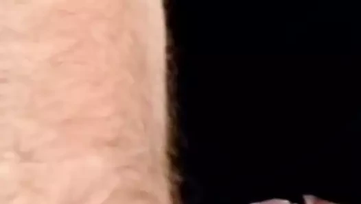 Çörek halkaları ağır çekim ile masa üstü eğlence