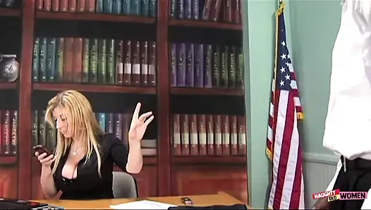 Bos pirang dominan meniduri asisten hitamnya setelah dia memakan memeknya yang menetes