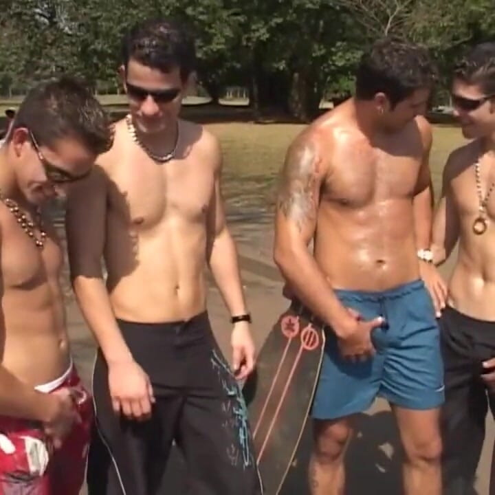 Красивые геи лижут друг друга.