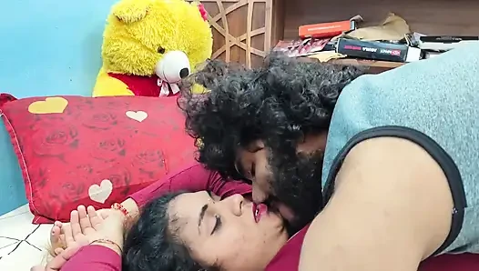 Modern elbiseli ateşli ateşli kızda ateşli dudak kilidi romantizmi
