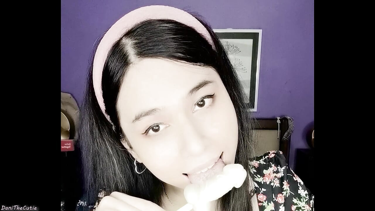 pretty tgirl DaniTheCutie blir slampig med roliga godisar