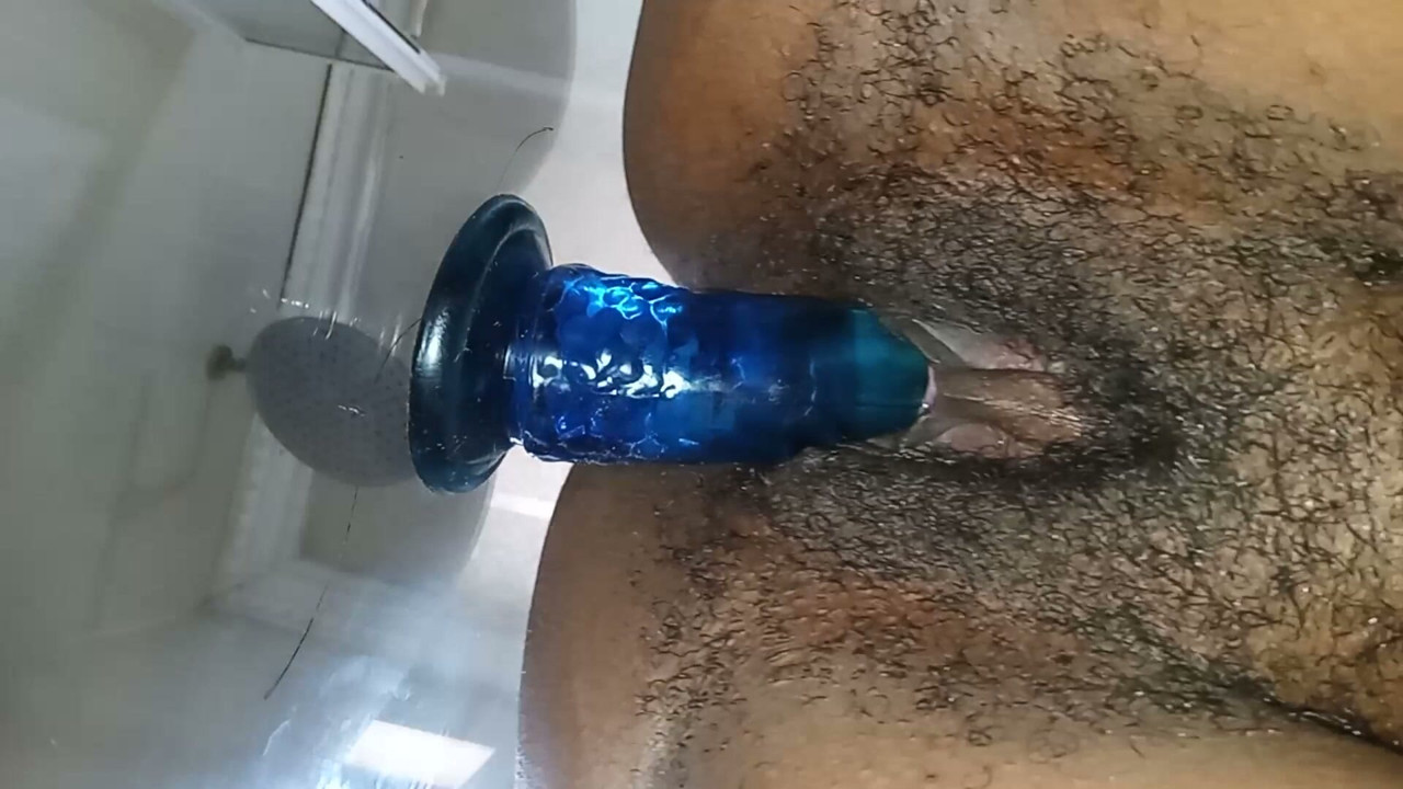 假阳具深深操我的骚逼，我希望是你，爸爸