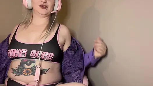 Pemujaan ketiak berbulu gadis gamer