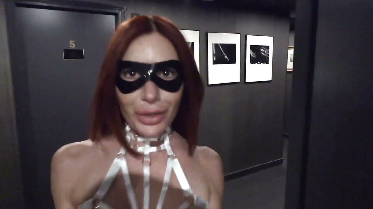 Trabajando con el pie caliente en Lovehotel Paris con Jessyfeet
