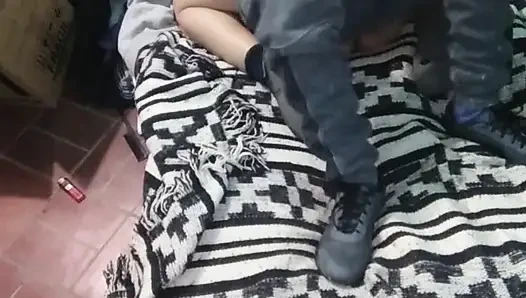 Mädchen mit Montano Kleid mit der Matratze auf dem Boden